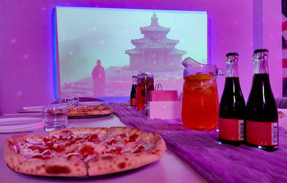 Dance. Современный лофт с фотозоной, караоке и диско-шаром