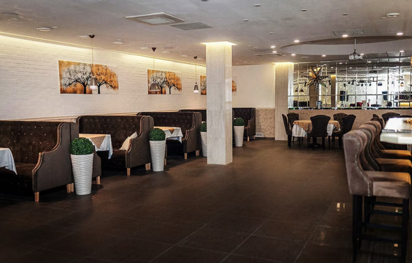 Миндаль. Светлый банкетный зал в ресторане