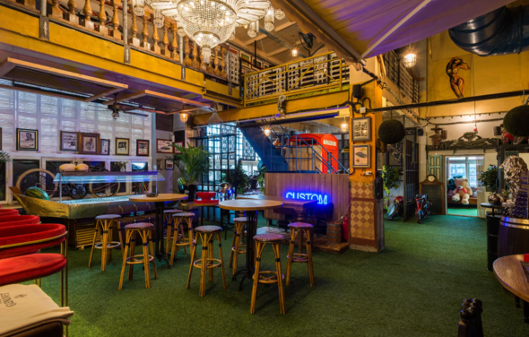 Банкетный зал в ярком лофте