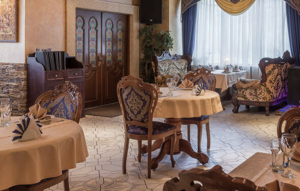 Дежавю. Банкетный зал с роскошной мебелью