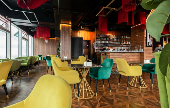 Высота 57 Lounge. Банкетный зал с яркой мебелью