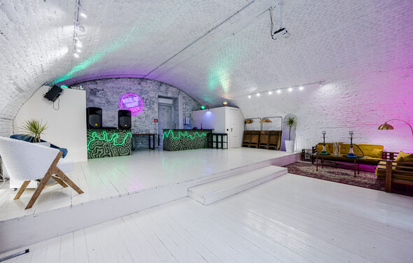 Лофт из белого кирпича в центре