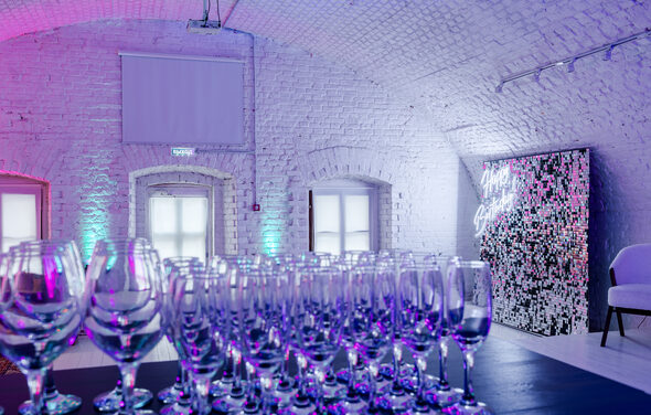 Лофт из белого кирпича в центре