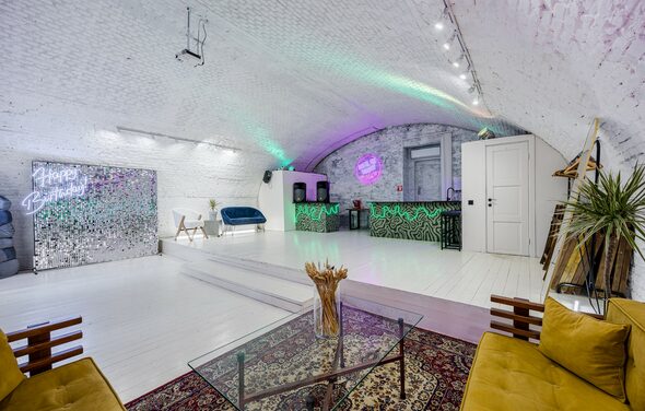 Лофт из белого кирпича в центре