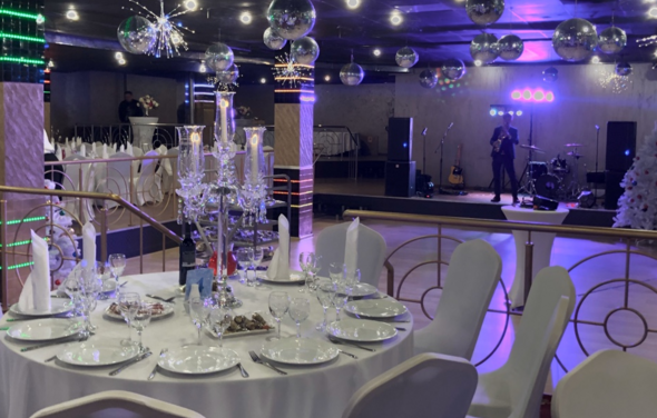 Империя Холл. Банкетный зал с зеркальными колоннами