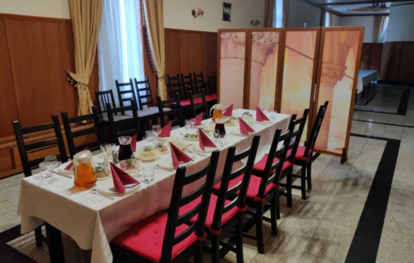 Поминальная трапеза. Небольшой банкетный зал