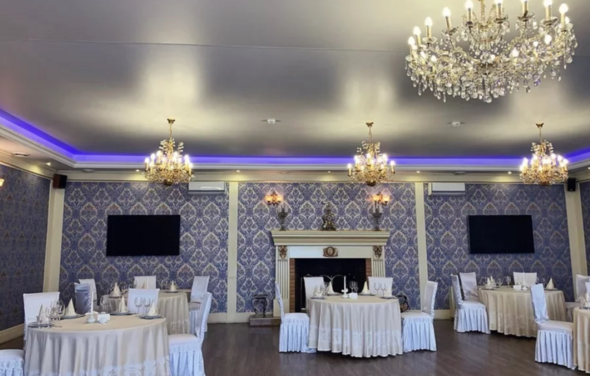 Avshar Club. Банкетный зал с хрустальными люстрами