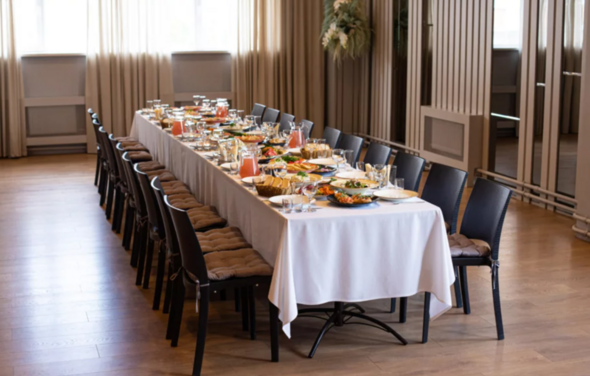 Поминальная трапеза. Небольшой банкетный зал