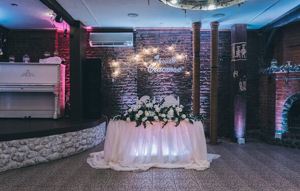 Кирочный двор. Кирпичный банкетный зал с камином