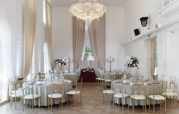 Villa Park. Банкетный зал с высокими потолками