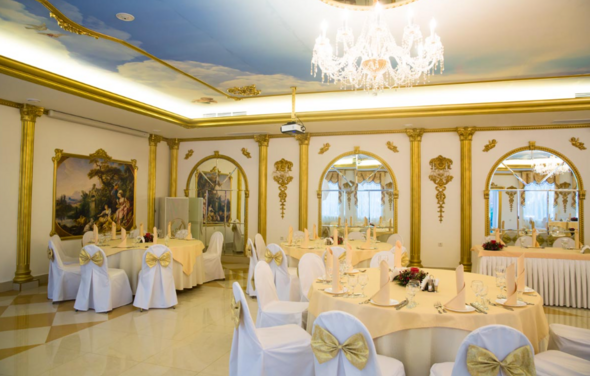 Александрия–Петергоф. Банкетный зал с небесным потолком