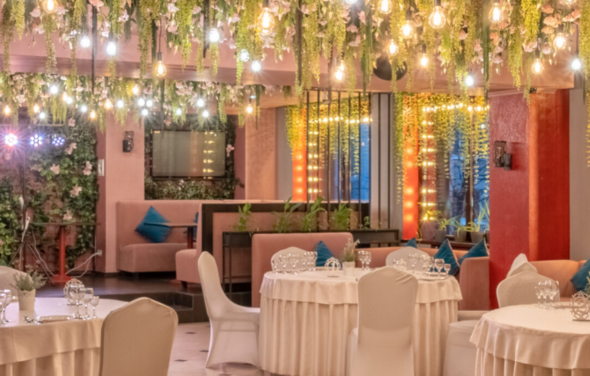 Наш. Яркий банкетный зал