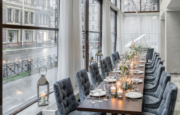 Kostas. Светлый банкетный зал с панорамными окнами