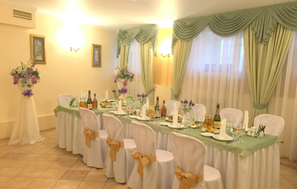 Подкова. Банкетный зал в светло-зеленых оттенках