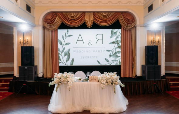 Эмеральд. Банкетный зал с хрустальными люстрами