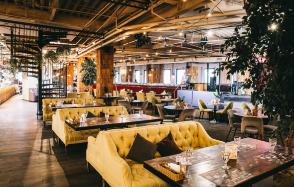 Большая кухня. Современный банкетный зал в ресторане