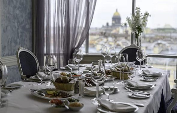 Амбассадор. Банкетный зал с видом на Исаакиевский собор