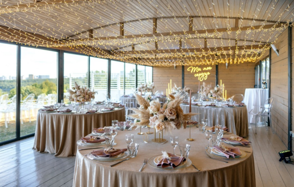 Среда. Банкетный зал в загородном комплексе