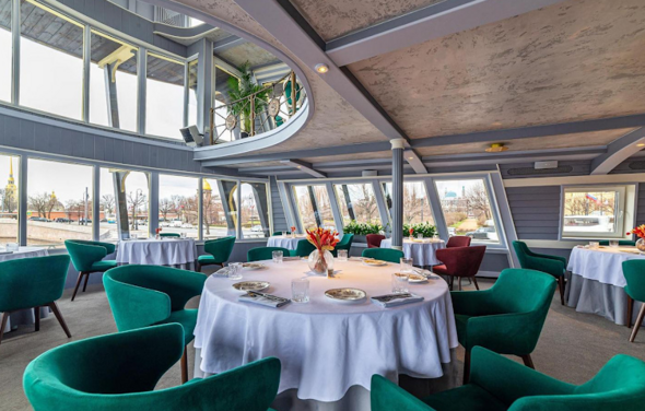 Фрегат Благодать. Светлый двухуровневый банкетный зал