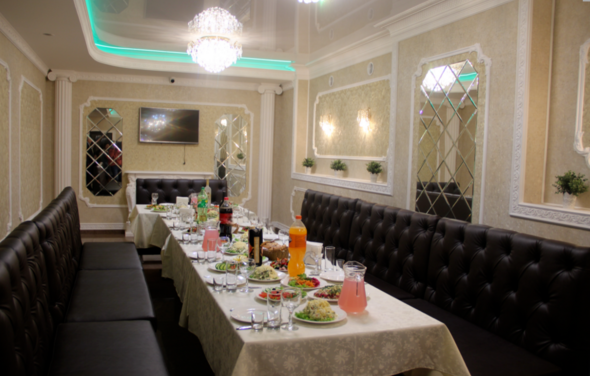 Белый банкетный зал в загородном комплексе "Медвежка"