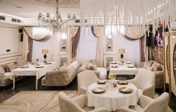 Svoy. Банкетный зал в пастельных тонах