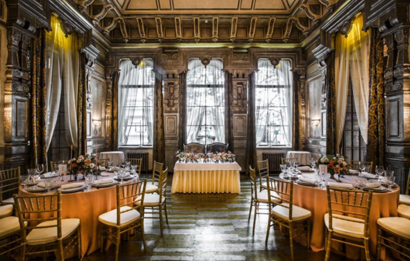 Паризьен. Банкетный зал с лепниной и высокими потолками