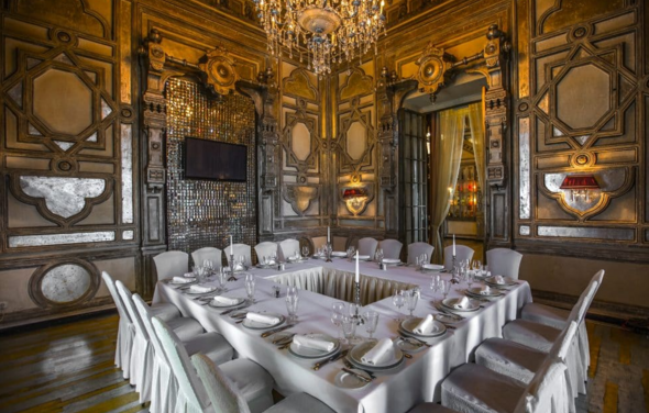 Паризьен. Банкетный зал с декоративным камином