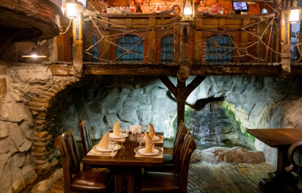 Двухуровневый банкетный зал со сценой