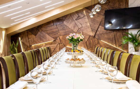 Бакинский бульвар. Банкетный зал с современным интерьером 