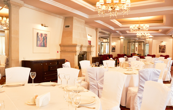 Бакинский бульвар. Банкетный зал с роскошными люстрами