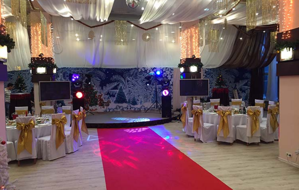 Банкетный зал с высокими потолками