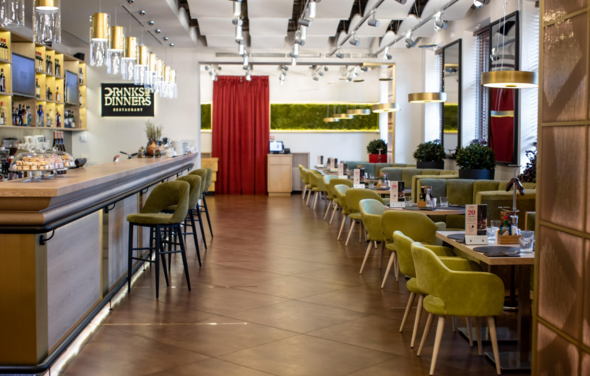 Drinks and Dinners. Банкетный зал в зеленых тонах