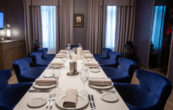  Drinks and Dinners. Банкетный зал в синих оттенках