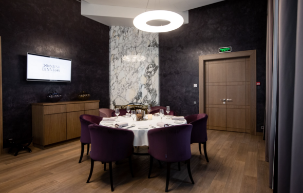 Drinks and Dinners. Банкетный зал в сиреневых оттенках