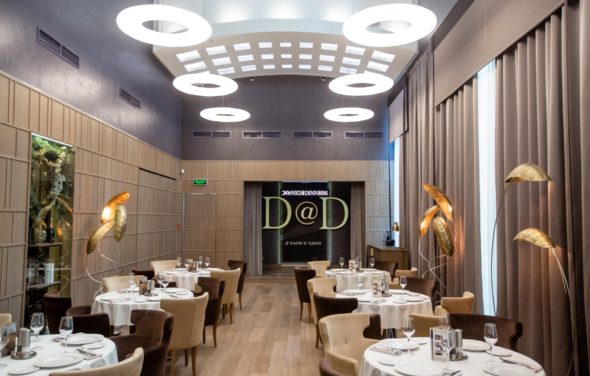 Drinks and Dinners. Банкетный зал со сценой