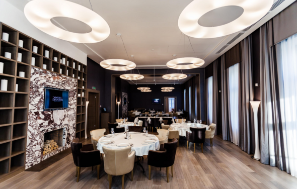 Drinks and Dinners. Банкетный зал с камином