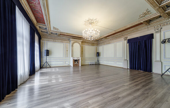 Светлое арт-пространство в классическом стиле