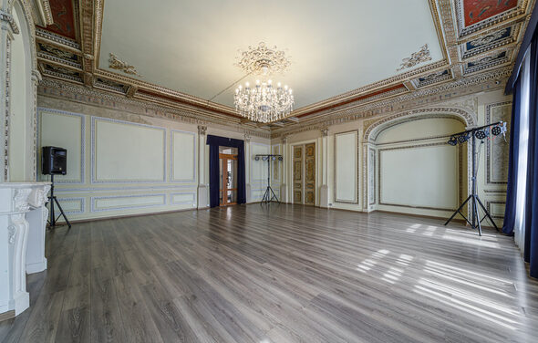 Светлое арт-пространство в классическом стиле