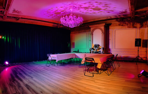 Светлое арт-пространство в классическом стиле