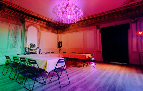 Светлое арт-пространство в классическом стиле