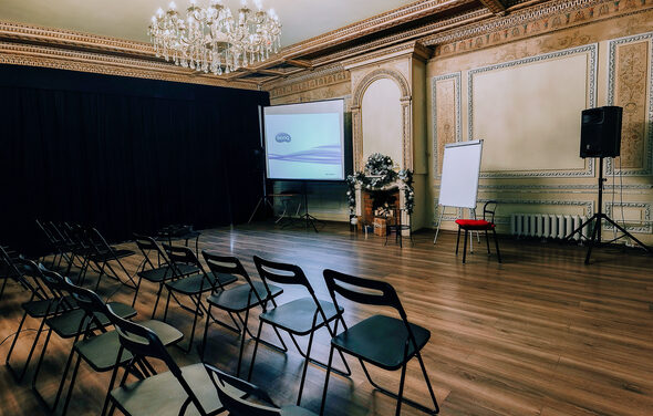 Светлое арт-пространство в классическом стиле