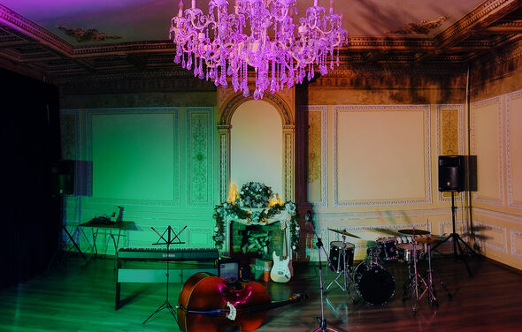 Светлое арт-пространство в классическом стиле