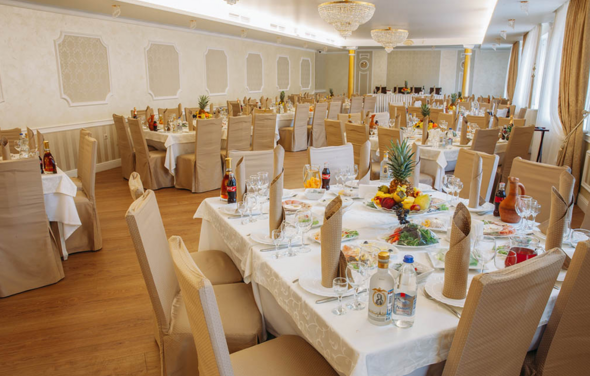 Гранд Фэмили. Банкетный зал с хрустальными люстрами