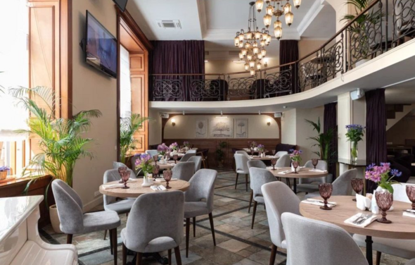 Сенполия. Светлый банкетный зал