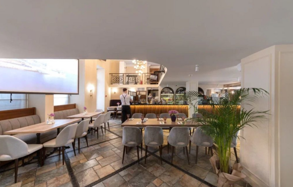 Сенполия. Банкетный зал с хрустальными люстрами