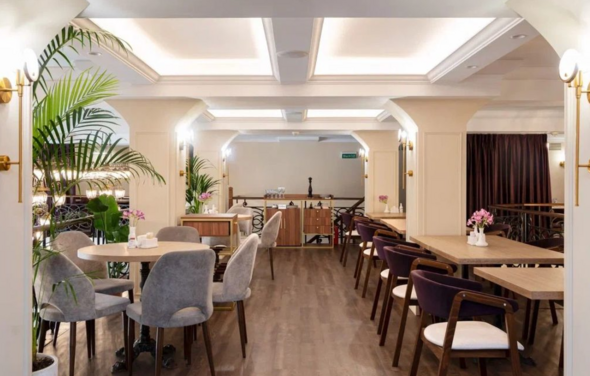 Сенполия. Банкетный зал с французским интерьером 