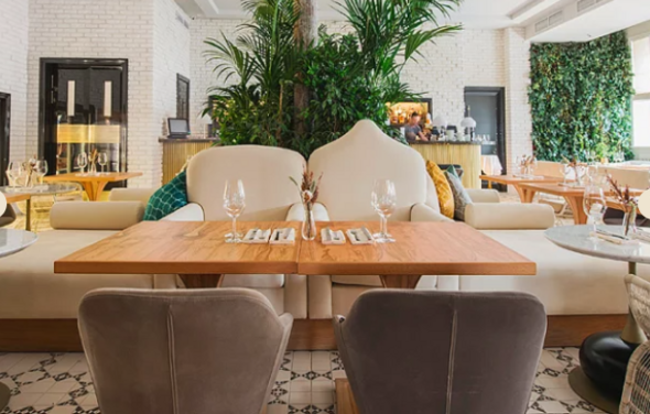 OXUS. Банкетный зал с живыми растениями 