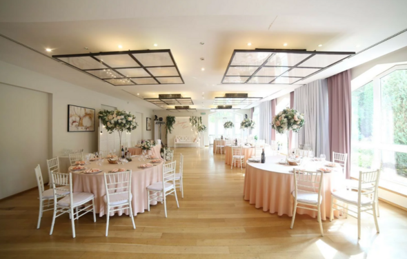 Villa Arcobaleno. Банкетный зал с видом на сад