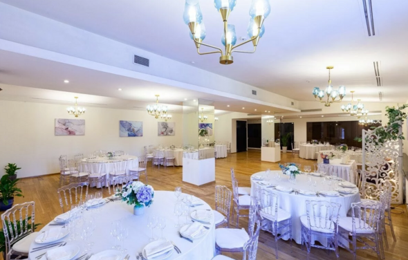 Villa Arcobaleno. Светлый зал с зеркальными колоннами