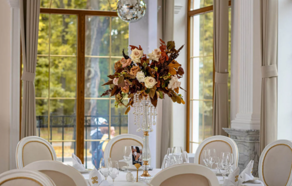 Romanoff's. Светлый и нарядный банкетный зал